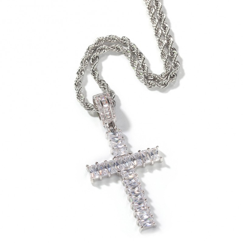 pandantiv argintiu unisex pentru barbati si femei tip medalion cruce incrustat cu cristale tip baguette semipretioase din zircon CZ