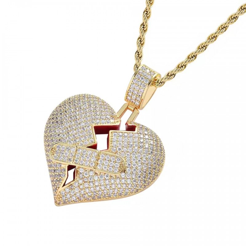 pandantiv auriu unisex pentru barbati si femei tip medalion inima bandajata incrustat cu cristale semipretioase din zircon CZ